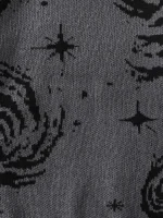 Tapeçaria com padrões de estrelas e galáxias em preto e cinza.