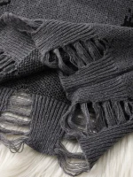 Cachecol de lã cinza com franjas, ideal para o inverno, combinando conforto e estilo. Perfeito para adicionar um toque sofisticado ao seu visual enquanto se protege do frio.