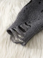 Camisola de lã cinza rasgada com buracos, perfeita para um estilo descontraído e moderno. Confortável e quente, ideal para o outono e inverno.