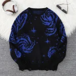 Pulôver com padrão de galáxia e estrelas azuis, ideal para amantes de astronomia e moda original.