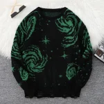 Estola de lã preta com padrões de galáxias verdes, inspirada no universo, ideal para decoração ou como acessório de moda original.