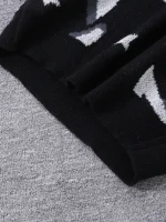 Camisola preta com padrões científicos em cinza e branco, perfeita para os amantes de ciência e design moderno.