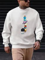 Sweatshirt com ilustração de um explorador espacial olhando para uma torre de planetas em equilíbrio.