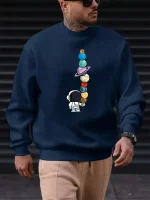 Sweat com capuz azul com padrão de planetas coloridos e pequeno astronauta, perfeito para os amantes de ciência e astronomia.
