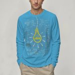 Camisola com capuz azul com ilustração de uma lâmpada e desenhos científicos, perfeita para amantes de ciência e ideias inovadoras.