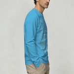 Roupa científica para homem, polo em tecido leve de cor azul com padrões relacionados à ciência e pesquisa.