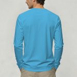 Camiseta de algodão azul para homem, estilo descontraído, vista de costas, ideal para um look casual e confortável.