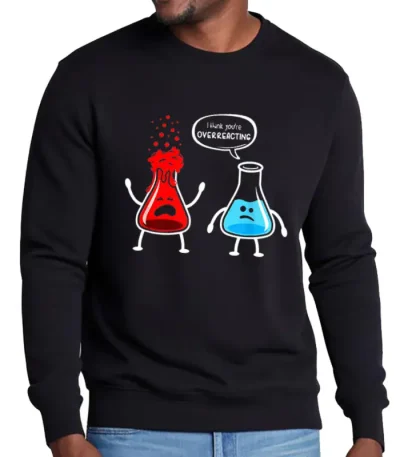 Moletom preto com ilustração de dois frascos de química antropomorfizados, um zangado e o outro rindo, com o texto "Thank you’re OVERREACTING".