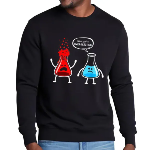 Moletom preto com ilustração de dois frascos de química antropomorfizados, um zangado e o outro rindo, com o texto "Thank you’re OVERREACTING".