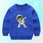 Roupa para criança com padrão de astronauta em traje espacial.