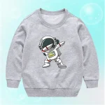 Roupa infantil com design de astronauta em traje espacial, perfeita para os amantes do espaço e da ciência.