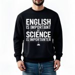 Camisola preta com mensagem humorística sobre a importância da ciência em relação ao inglês, ideal para amantes de ciências e humor.