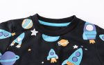 T-shirt para crianças com estampas de foguetes, planetas e estrelas em um estilo espacial colorido, perfeita para os amantes de astronomia e ciência.