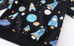Roupa infantil com estampa de espaço, incluindo foguetes, planetas, estrelas e outros elementos cósmicos sobre fundo preto. Perfeita para os amantes de astronomia e ciência.