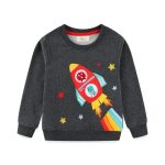 Camisola para criança cinza com estampa de foguete colorido e estrelas, perfeita para os amantes de ciência e astronomia, aliando conforto e estilo lúdico.