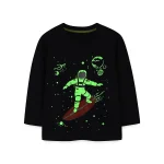 Camisola preta com ilustração de uma criança em traje espacial sobre uma prancha de surf no espaço, rodeada de planetas, estrelas e meteoros.