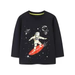 Roupa infantil com estampa de astronauta surfando no espaço, representando uma cena espacial com planetas e estrelas.