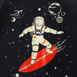 Ilustração de um astronauta em traje espacial sobre uma prancha de surf no espaço, com planetas e estrelas ao fundo, ideal para decoração científica.