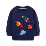 Camisola para criança com bordados de planetas e foguete, tema espacial, em tecido azul-marinho, ideal para decoração de quarto ou para um visual lúdico.
