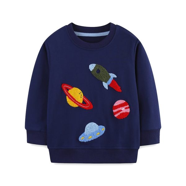 Camisola para criança com bordados de planetas e foguete, tema espacial, em tecido azul-marinho, ideal para decoração de quarto ou para um visual lúdico.