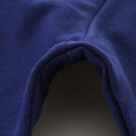 Polo em algodão azul-marinho com colarinho clássico, perfeito para um estilo descontraído e elegante. Tecido macio e confortável, ideal para todas as ocasiões.