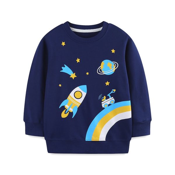Roupa para criança com padrão espacial, foguete, planeta e arco-íris. Ideal para pequenos entusiastas de astronomia e exploração espacial.