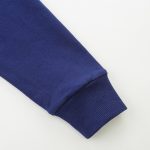 Roupa de estilo casual com punho canelado, perfeita para um visual científico ou casual.