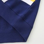 T-shirt científica em algodão azul-marinho com logotipo de laboratório, perfeita para os amantes de ciência e moda.