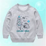Sweatshirt cinza para crianças com ilustração de foguete e planetas, ideal para entusiastas do espaço e da ciência.
