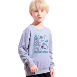 Roupa infantil com padrão de foguete e planetas, ideal para os entusiastas do espaço e das ciências. Confortável e na moda, perfeito para jovens apaixonados por astronomia.
