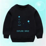 Confira este moletom preto com padrões de planetas e estrelas fosforescentes, perfeito para jovens apaixonados por astronomia e exploração espacial.