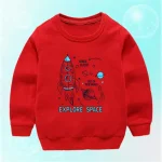 Casaco infantil vermelho com design de foguete, planetas e estrelas, evocando a exploração espacial, ideal para jovens apaixonados por astronomia e ciência.