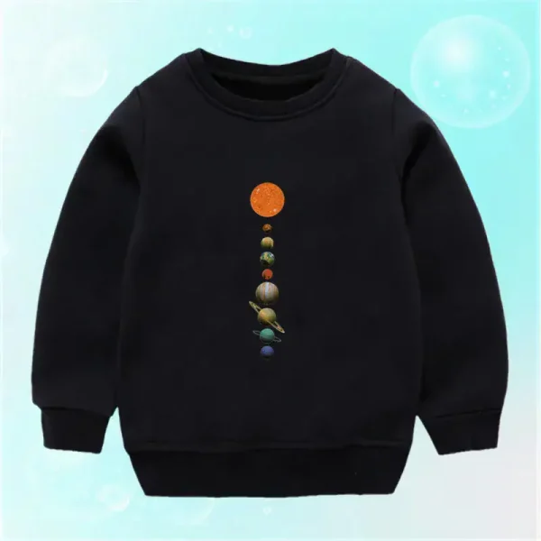 Roupa para criança preta com padrão de planetas do sistema solar alinhados verticalmente, representando diferentes planetas da nossa galáxia, ideal para amantes de astronomia e ciências.