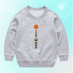 Camisola cinza para criança com estampa representando os planetas do sistema solar alinhados verticalmente, ilustrando a astronomia e a ciência para jovens apaixonados.