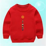 Roupa para criança vermelha com padrão de planetas do sistema solar alinhados verticalmente na frente. Confortável e ideal para amantes de astronomia ou como presente educativo.