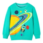 Camisola para criança com design espacial, astronautas e planetas coloridos sobre fundo turquesa, perfeita para os amantes de astronomia e ciência.