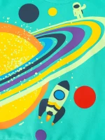 Roupa para criança com padrão de espaço, incluindo um astronauta, um foguete e planetas coloridos, perfeita para amantes de astronomia e ciência.
