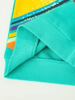 T-shirt científica colorida em tecido turquesa com um design gráfico vibrante, perfeita para os amantes de ciência e moda.