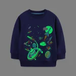 Sweatshirt para criança com padrão do espaço, planetas, foguetes e astronautas em cores fluorescentes sobre fundo azul-marinho.