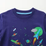 Roupa para criança com design espacial, foguetes, planetas e estrelas, perfeita para amantes de astronomia e ciência.
