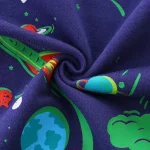 Tecido de algodão com padrão de planetas, estrelas e elementos espaciais sobre fundo azul escuro, ideal para decoração ou confecção de roupas temáticas científicas.