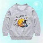 Roupa infantil cinza com estampa de um astronauta e um planeta, inspirada no espaço, perfeita para os amantes de ciência e aventura espacial.