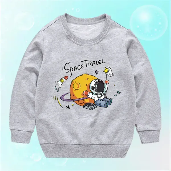 Roupa infantil cinza com estampa de um astronauta e um planeta, inspirada no espaço, perfeita para os amantes de ciência e aventura espacial.