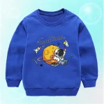 Roupa infantil azul com estampa de astronauta e planetas, ideal para os amantes de espaço e ciência.