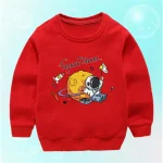 Sweat vermelho infantil com design de astronauta, planeta e foguete, perfeito para os amantes de espaço e ciência.