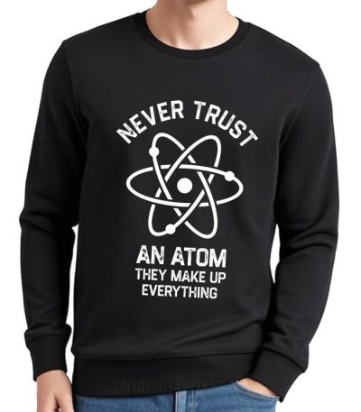 Sweatshirt preto com padrão atómico e texto "Never Trust An Atom They Make Up Everything" para os amantes da ciência.