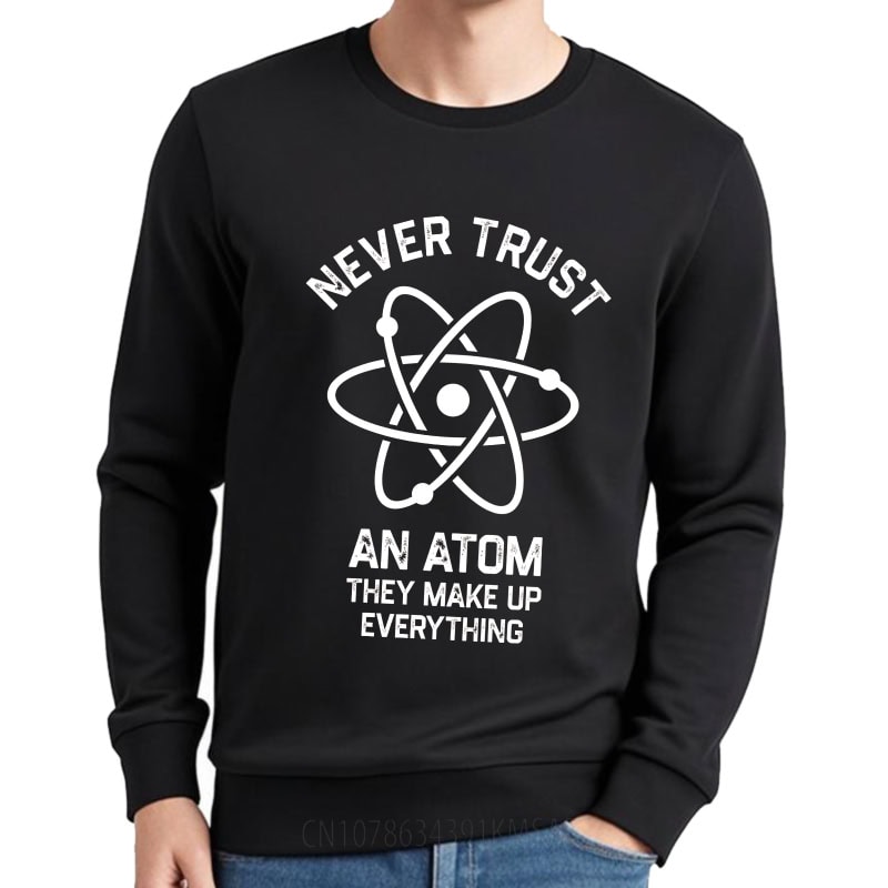 camisola-never-trust-an-atom-1 Sweatshirt preto com padrão atómico e texto "Never Trust An Atom They Make Up Everything" para os amantes da ciência.