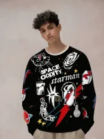 Um jovem rapaz vestindo uma camisola com padrões de espaço, planetas, astronautas e temas cósmicos, ilustrando a moda inspirada na ciência e no universo.