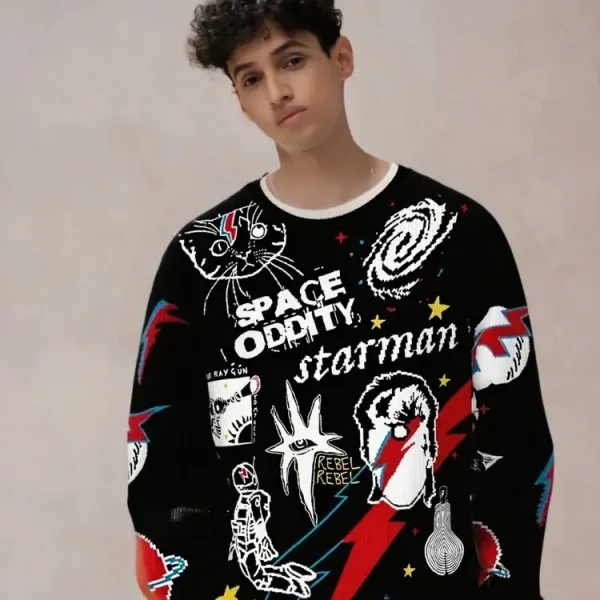 Um jovem rapaz vestindo uma camisola com padrões de espaço, planetas, astronautas e temas cósmicos, ilustrando a moda inspirada na ciência e no universo.
