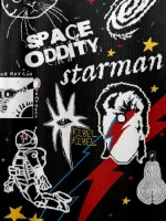 Tapete decorativo com padrões de astronautas, alienígenas e elementos cósmicos para uma decoração original e divertida.